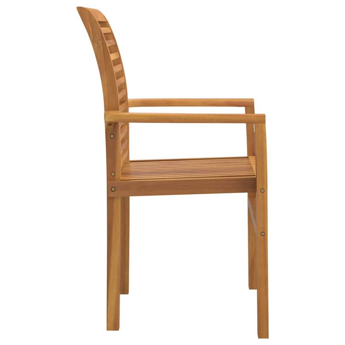 Holzstuhl im Profil. Braunes Holz mit Latten für Sitz und Rücken. Armlehnen und eine gebogene Rückenlehne. Weißer Hintergrund.