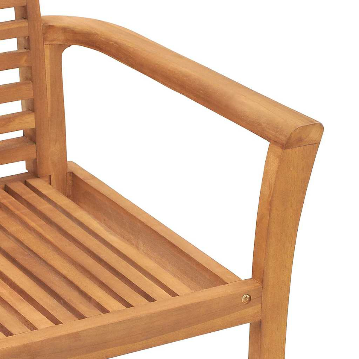 Nahaufnahme einer Holzarmlehne und eines Stuhlsitzes. Der Stuhl ist aus hellbraunem Holz gefertigt, mit Lamellen auf Sitz und Rücken.