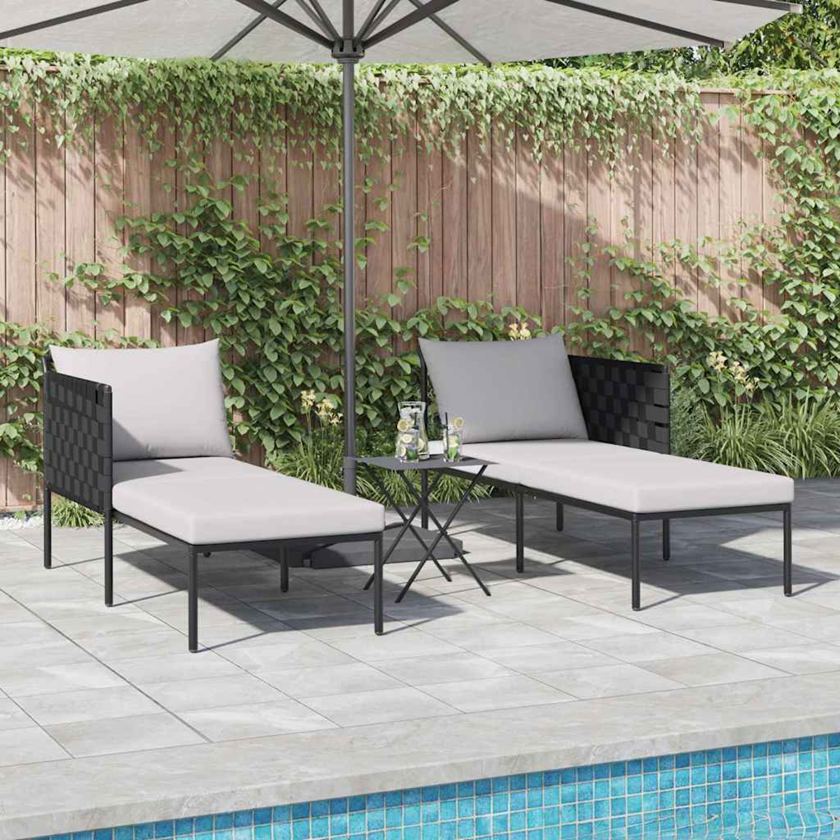 Szene im Freien: zwei Liegestühle, kleiner Tisch mit Getränken unter einem Sonnenschirm. Hintergrund: Holzzaun mit Grün, Pool.