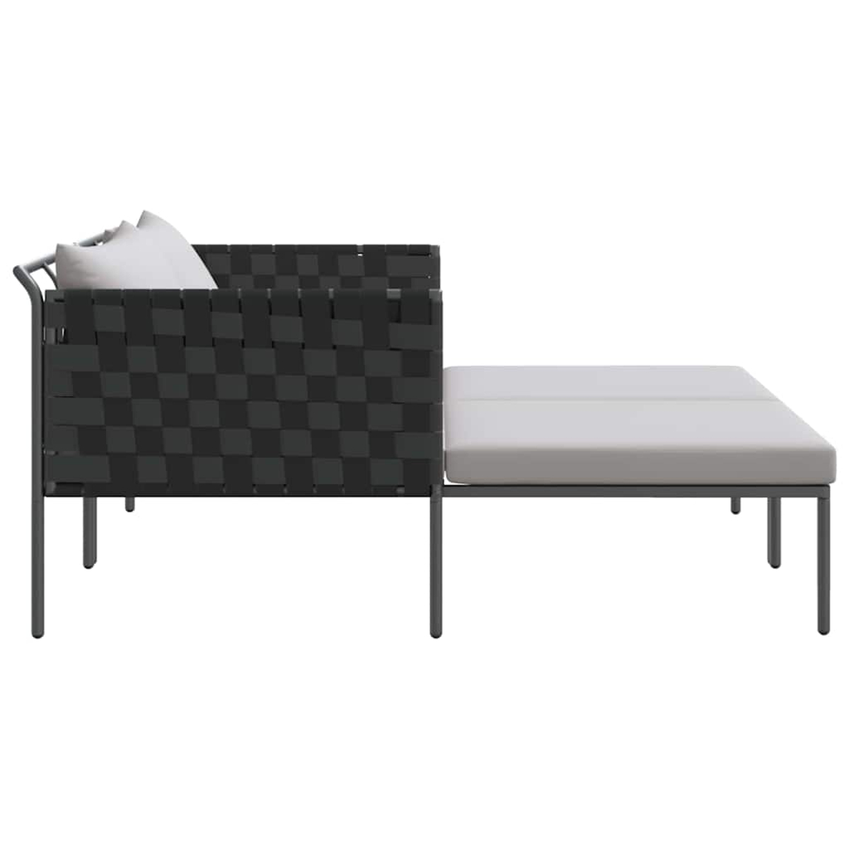 Ein modernes Outdoor-Sofa mit einem gewebten Rücken in Grau und Schwarz. Es hat ein graues Kissen und weiße Kissen. Der Rahmen ist dunkelgrau.