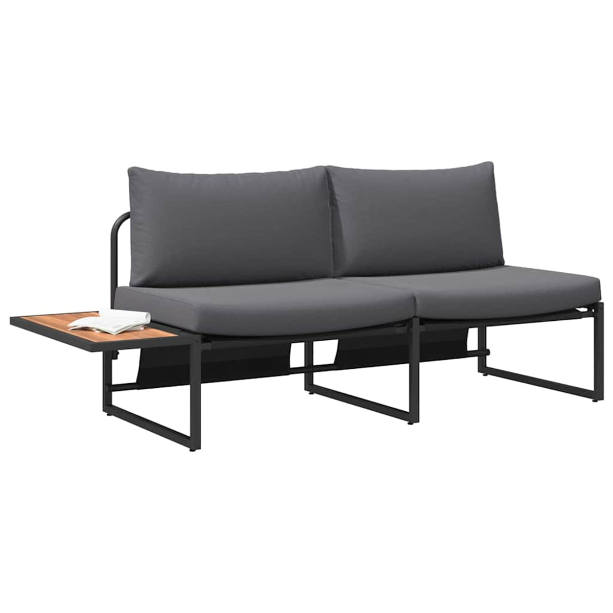 Moderne graue Outdoor-Liebesbank mit einem hölzernen Beistelltisch. Ein Buch liegt auf dem Tisch. Das Sofa hat ein schwarzes Metallgestell.