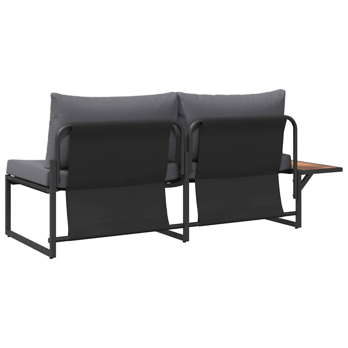 Ein Zweisitzer-Gartensofa mit grauen Kissen und schwarzen Mesh-Rücken. Es hat einen kleinen Beistelltisch aus Holz auf der rechten Seite.