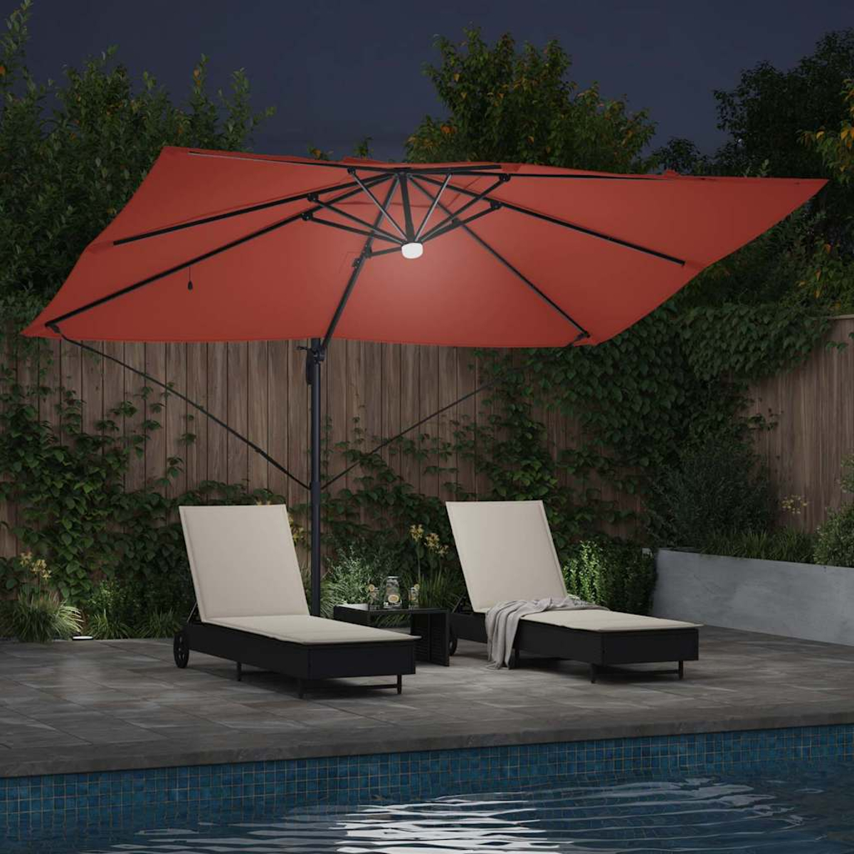 Nachtszenen mit Pool und Terrasse. Verfügt über einen roten Sonnenschirm über zwei Liegestühlen. Ein kleiner Tisch und ein Holzzaun sind im Hintergrund.