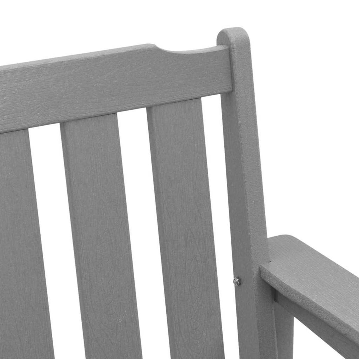 Primo piano dello schienale grigio di una panca in legno con doghe verticali e un bracciolo. Lo sfondo è bianco.