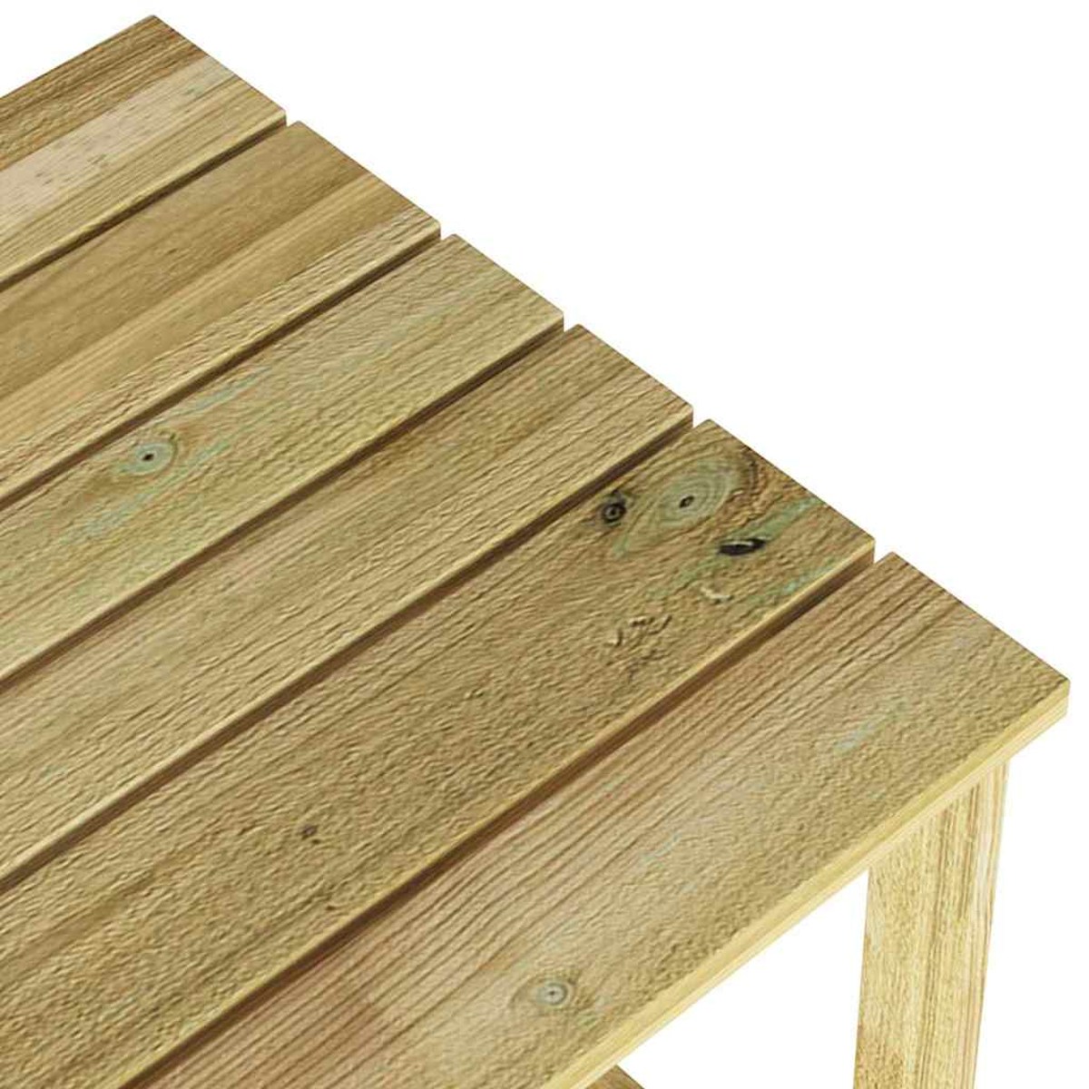 Nahaufnahme eines Holztisches. Der Tisch besteht aus hellbraunen Brettern. Die Bretter haben sichtbare Holzmaserung und Knoten. Das Bein des Tisches ist sichtbar.