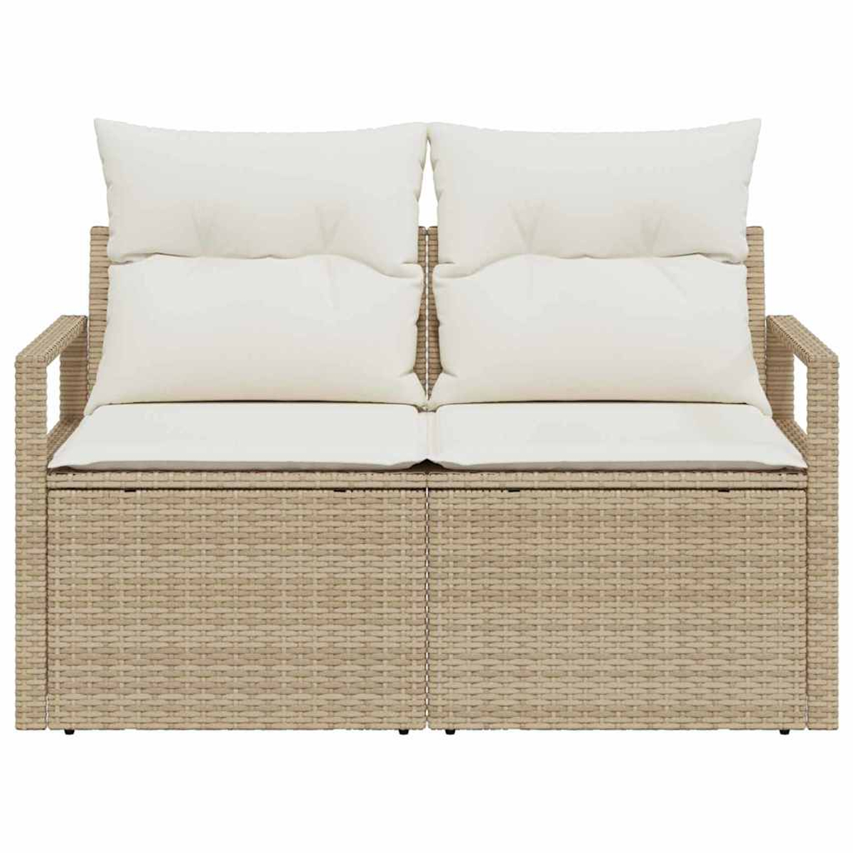 Ein zweisitziges Korbmöbel mit cremefarbenen Kissen. Das Sofa ist beige und hat zwei Sitz- und vier Rückenkissen.