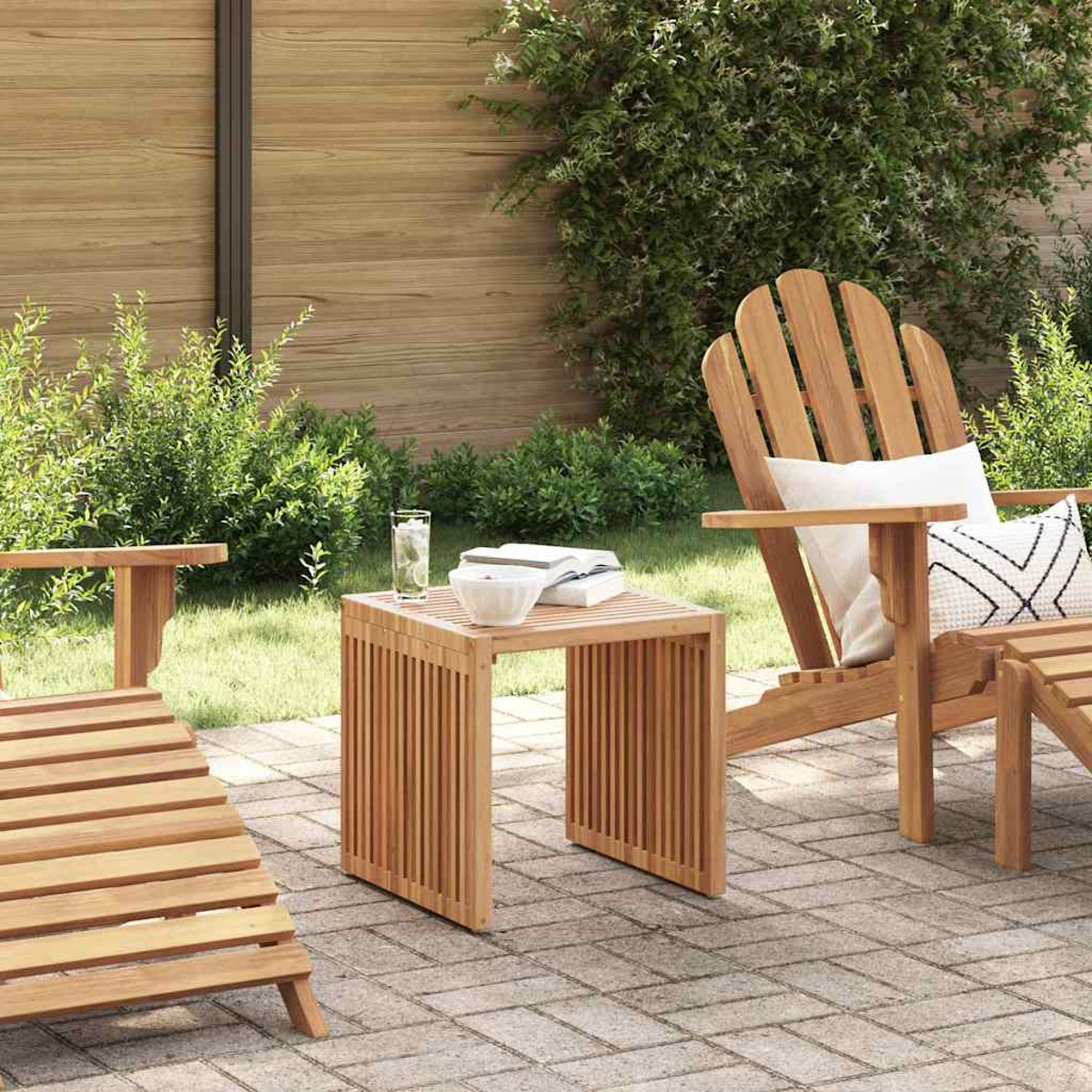 Gartenmöbel-Set aus Holz mit Tisch, Stühlen und grünen Pflanzen im Hintergrund.