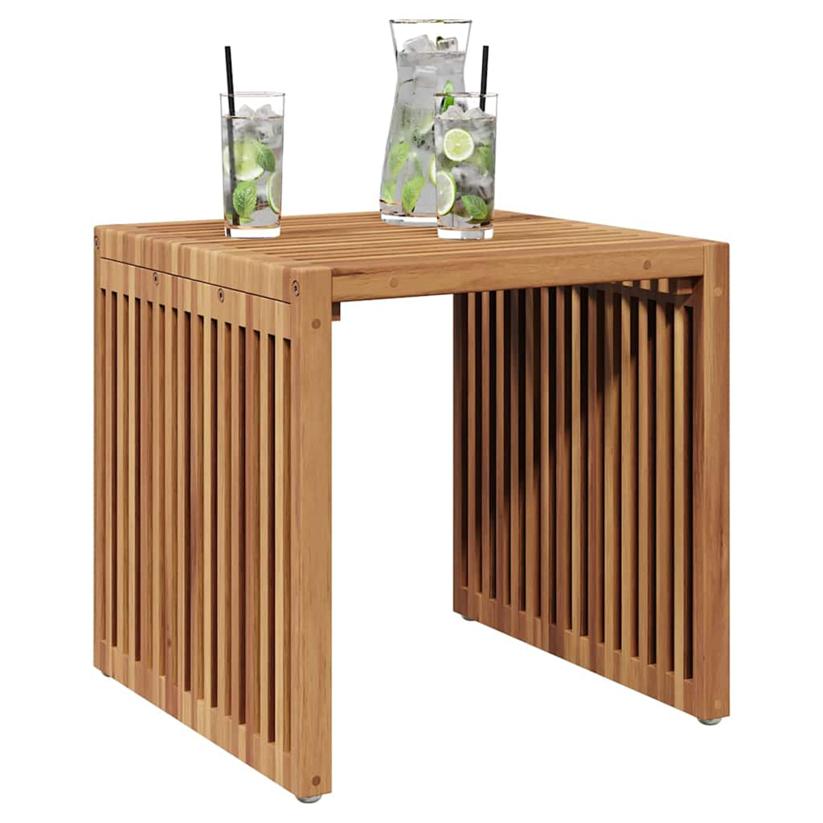 Holztisch mit Lamellen und Getränken. Zwei Gläser und eine Kanne mit Eis und Limette. Schwarze Strohhalme. Weißer Hintergrund.