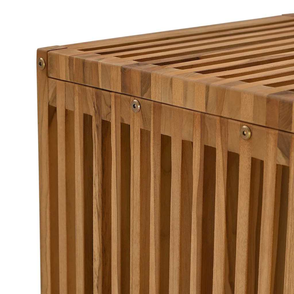 Nahaufnahme einer hölzernen Aufbewahrungsbox. Die Box besteht aus hellbraunem Holz mit vertikalen und horizontalen Lamellen zur Belüftung.