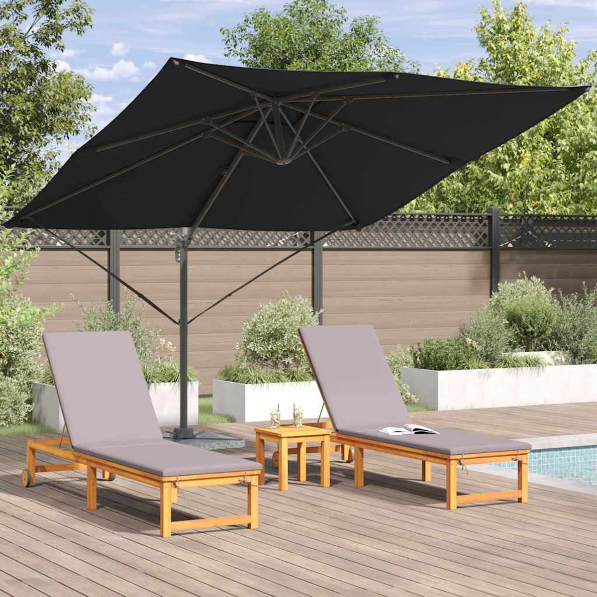 Szene im Freien mit zwei Liegestühlen, einem kleinen Tisch und einem schwarzen Sonnenschirm. Pool und Bäume im Hintergrund.