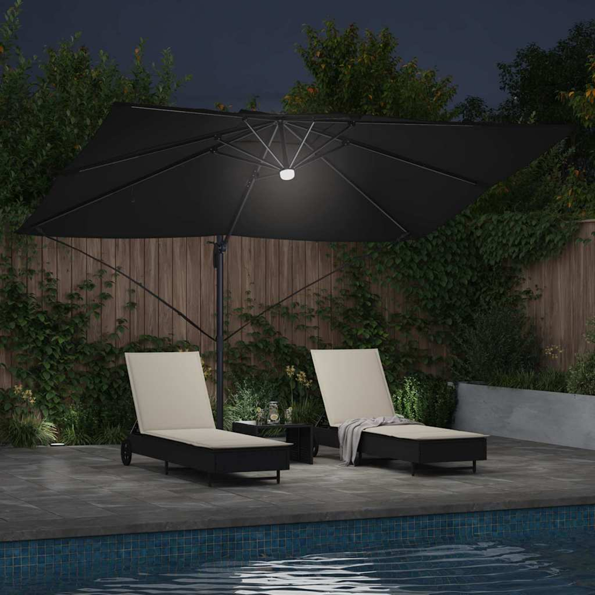 Due sedie a sdraio sotto un ombrello nero illuminato vicino a una piscina. Un tavolino è tra di loro. Scena notturna con piante e recinzione.