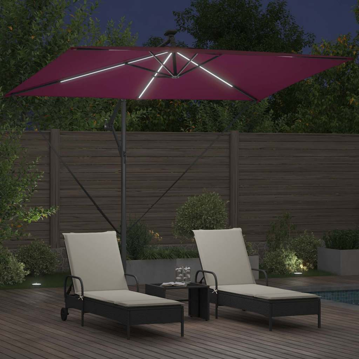 Nachtszenen mit beleuchtetem Schirm, zwei Liegestühlen, kleinem Tisch und Pool. Lila Schirm, Holzdeck und Bäume.