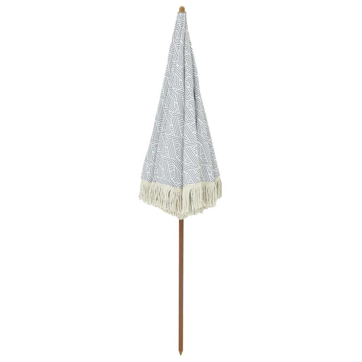 Un ombrellone chiuso. Ha un motivo geometrico grigio e bianco e frange. Il palo è di legno.