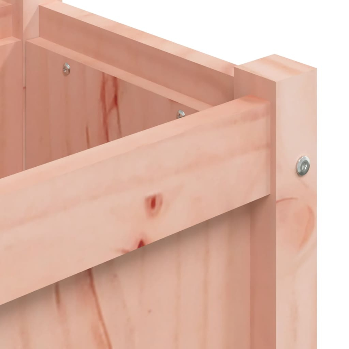Nahaufnahme einer Holzkonstruktion mit hellfarbenem Holz. Balken, Bretter und Metallbefestigungen sind sichtbar. Details der Holzmaserung sind erkennbar.