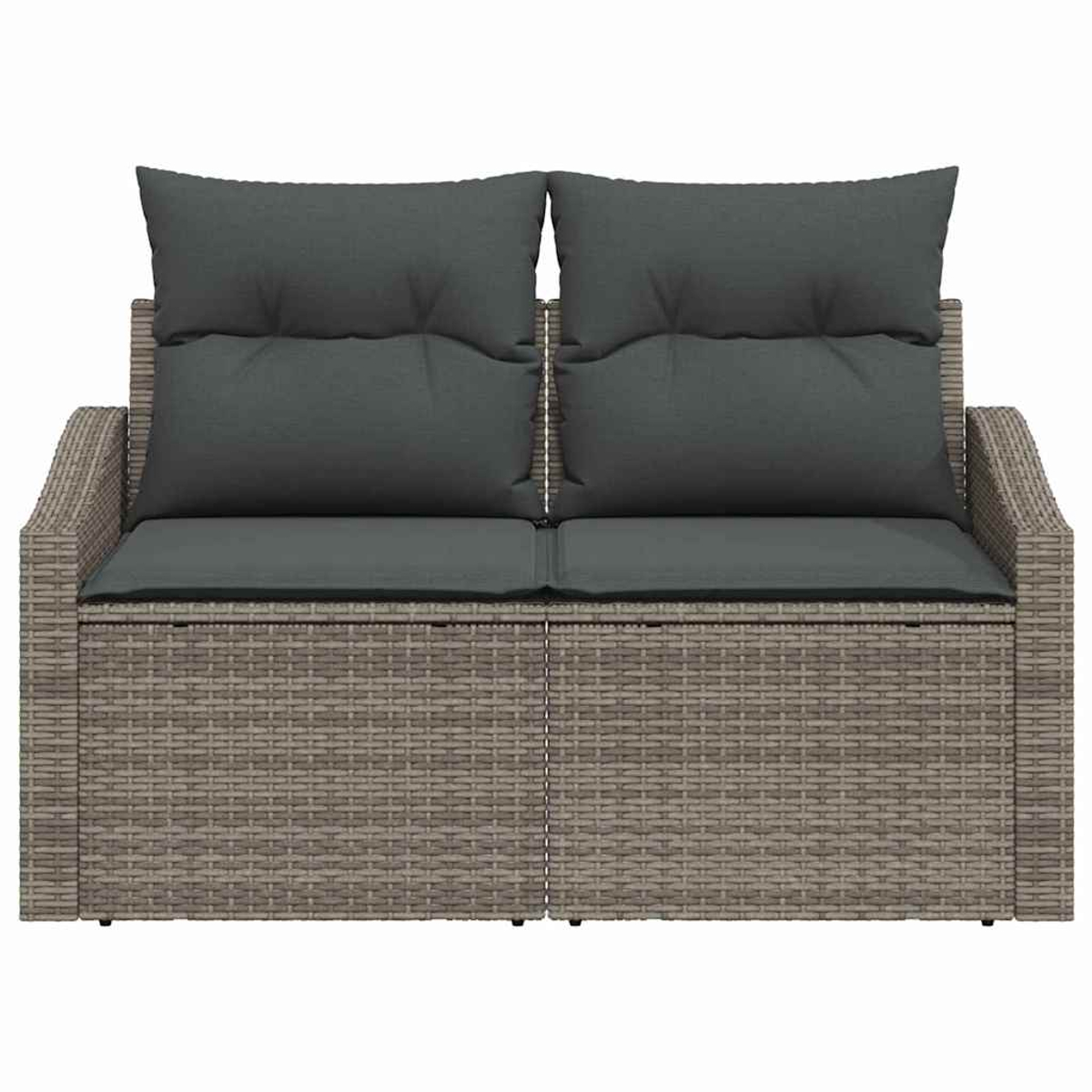 Ein zweisitziges Sofa aus Korbgeflecht mit grauen Kissen und Rückenlehnen, vor weißem Hintergrund.