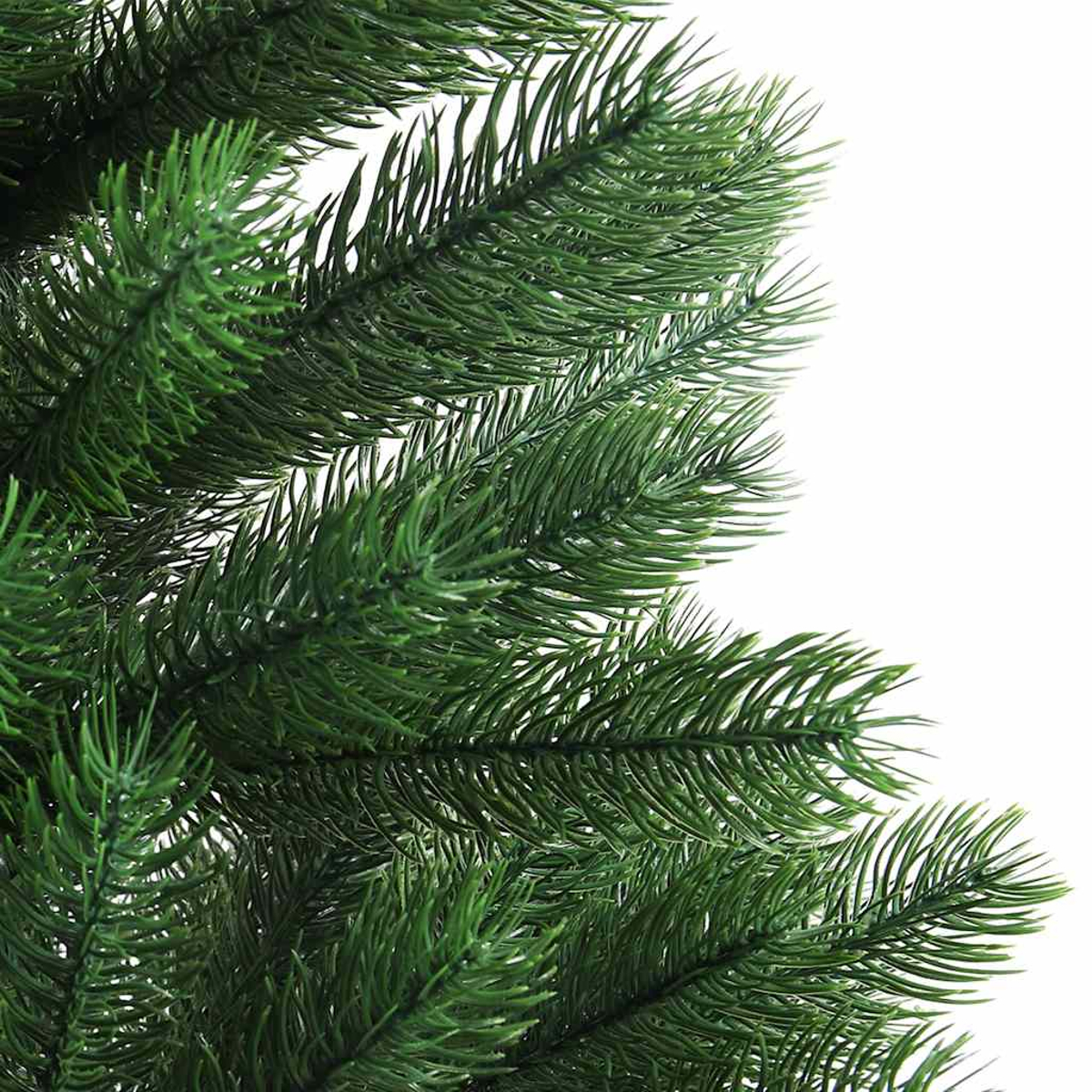 Nahaufnahme von grünen künstlichen Weihnachtsbaumzweigen mit nadelartigen Blättern vor weißem Hintergrund. Das Bild konzentriert sich auf Details.