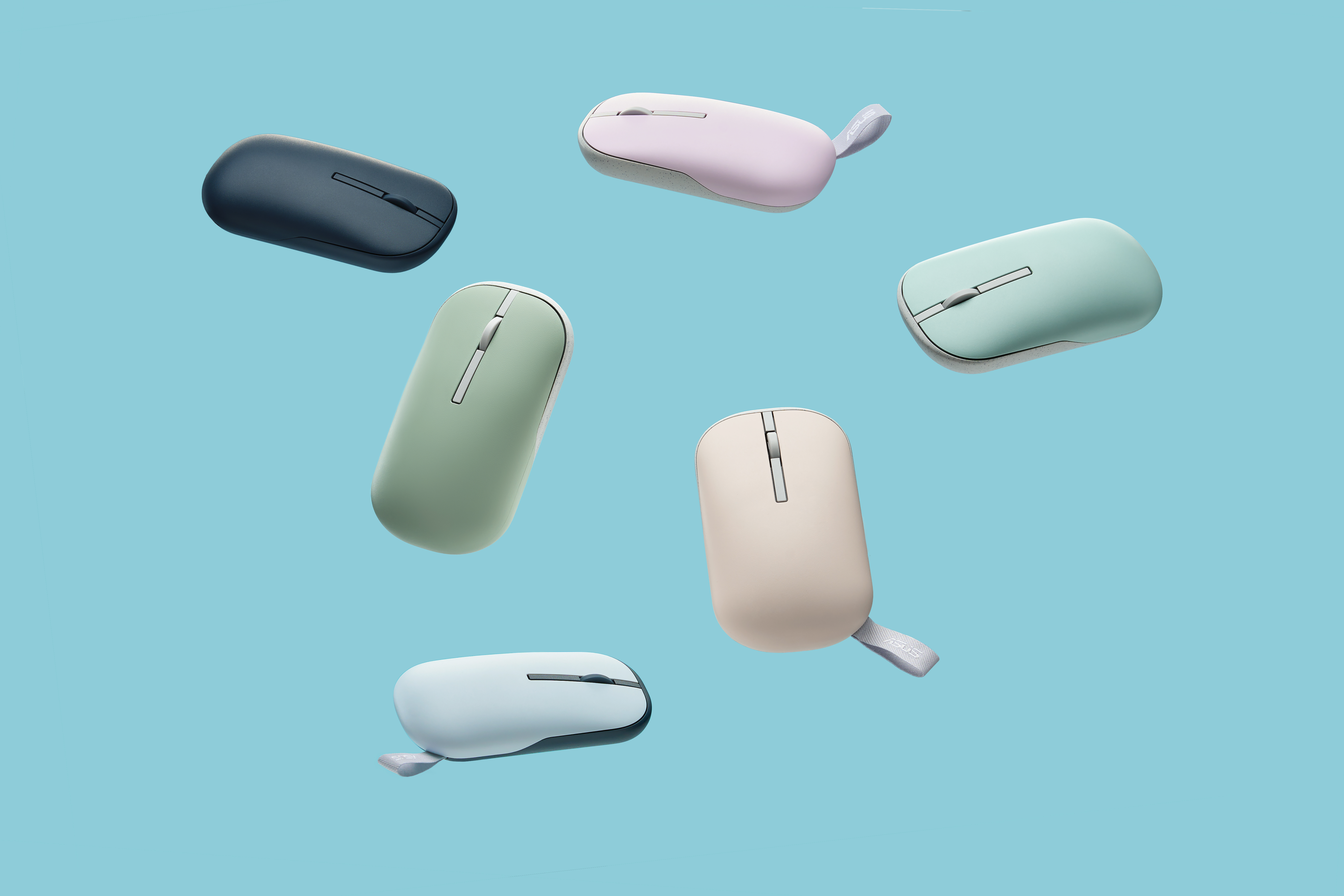 Souris d'ordinateur flottantes de différentes couleurs pastel sur fond bleu clair. Chaque souris a une sangle.