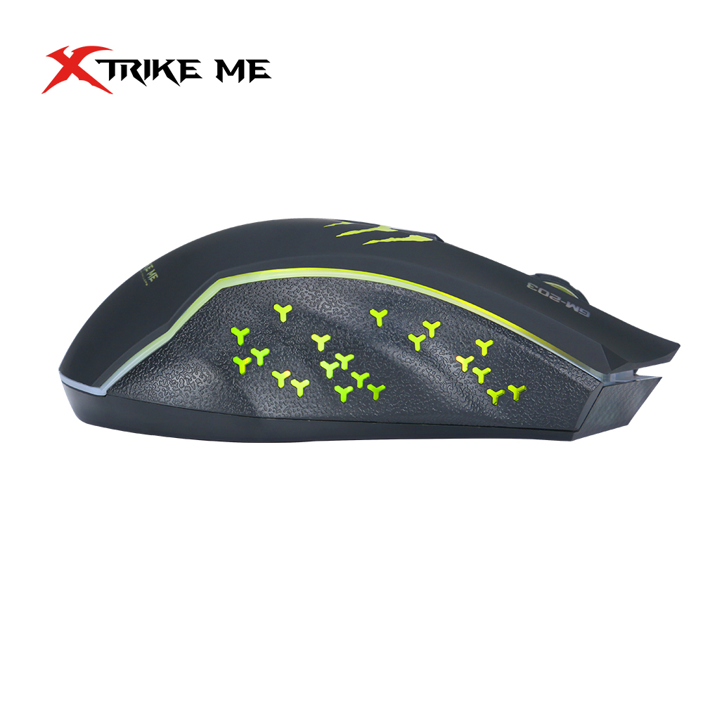 Un ratón gaming negro con detalles verdes y agarre texturizado. Visible el logo "X-TRIKE ME". El ratón tiene un diseño moderno.