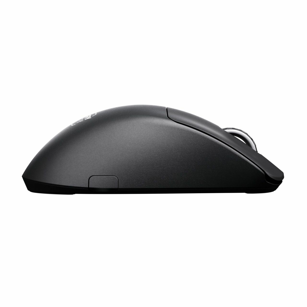 Un mouse per computer nero visto lateralmente. Ha un design curvo e un cavo. Lo sfondo è bianco.