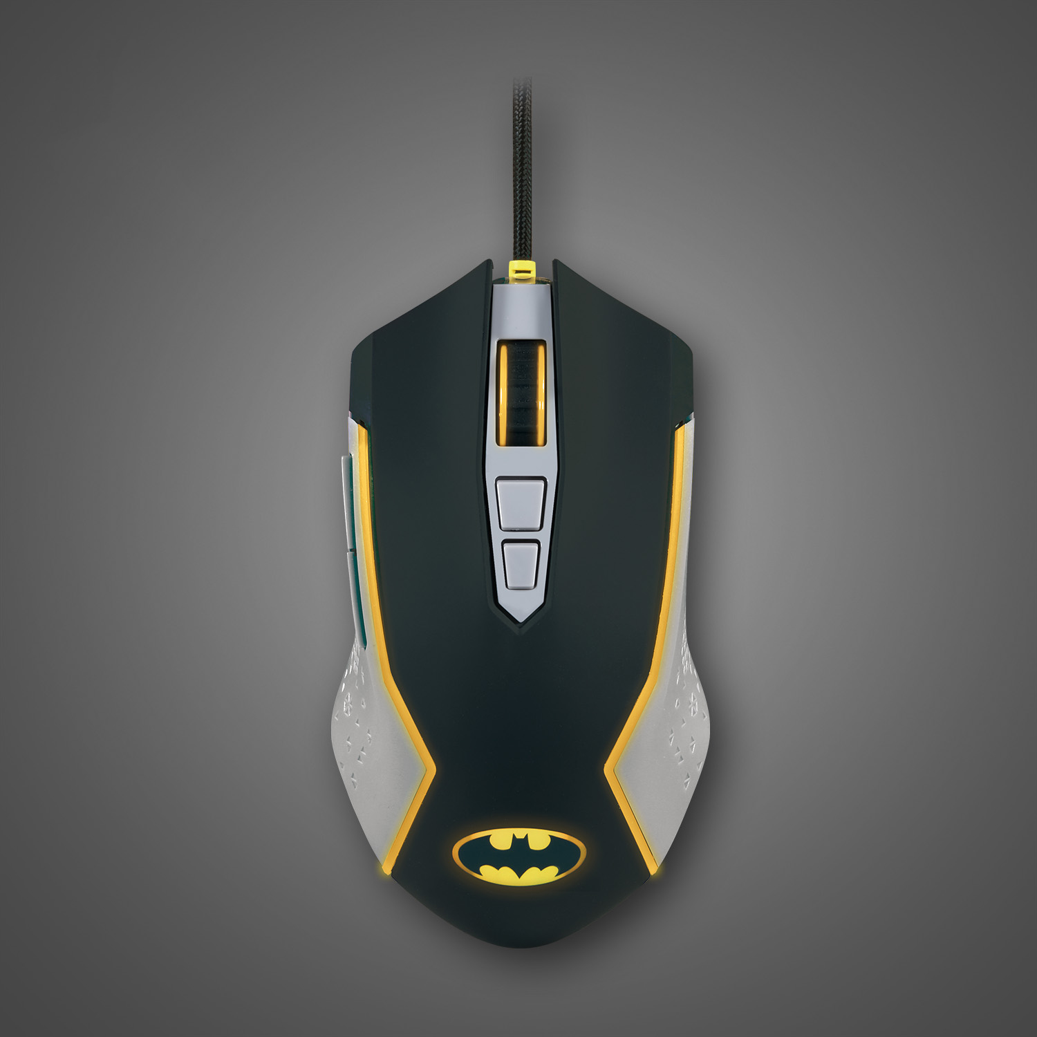 Un mouse per computer nero e grigio con il logo di Batman. Ha accenti gialli e un cavo intrecciato.