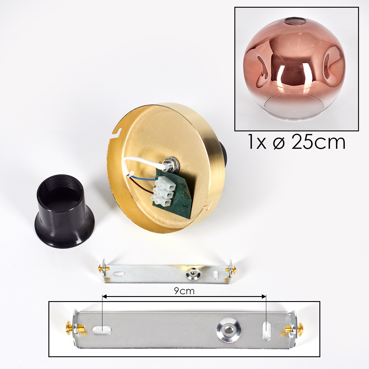 Komponenten einer Lampe: eine goldene Deckenhalterung, eine schwarze Fassung, eine Metallhalterung und eine kupferfarbene Glaskugel mit 25 cm Durchmesser.