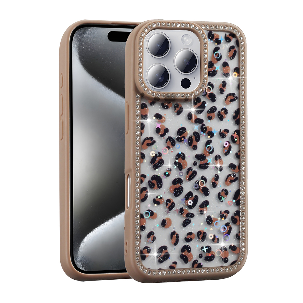 Rhinestone detaylı leopar desenli bir kılıf içinde bir iPhone. Telefon bej renginde, şeffaf bir kılıfa sahip ve desen leopar deseni.