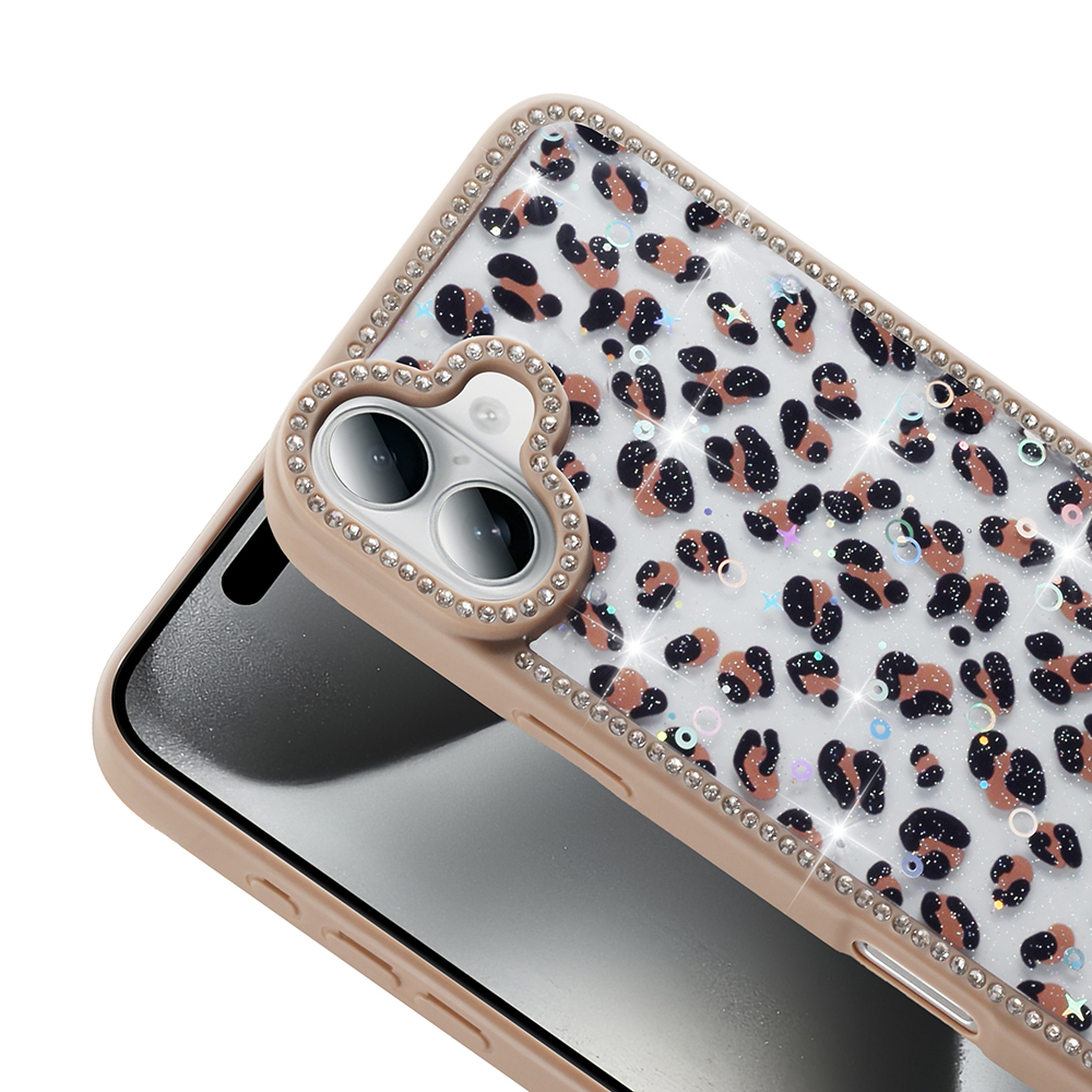Leopar desenli bir kılıfı olan bir akıllı telefon. Kılıf bej renginde ve kamera ile kenarlarında elmas taşları var. Telefon ekranı siyah.