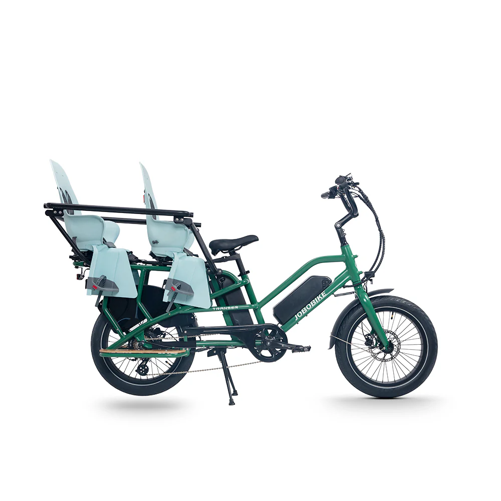 Zielony rower elektryczny cargo z dwoma fotelikami dziecięcymi. Rower jest na białym tle. Widoczna jest nazwa marki JOBOBIKE.