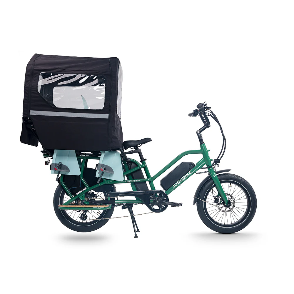 Zielony rower towarowy z czarnym daszkiem. Ma dwa jasnoniebieskie schowki, czarne siedzenie i czarny akumulator.
