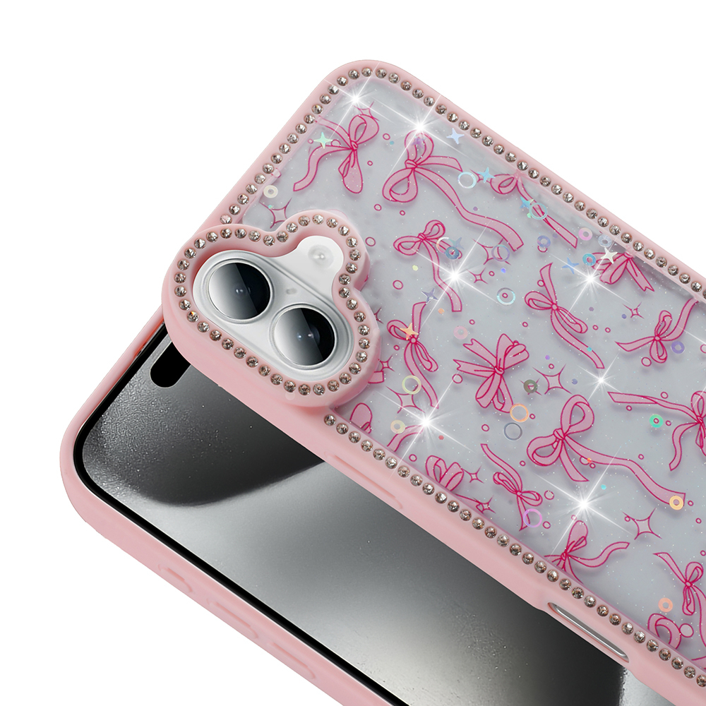 Pembe kurdeleler ve ışıltılarla süslenmiş, şeffaf arka yüzeye sahip pembe bir telefon kılıfının yakın çekimi. Kamera lensleri görünür durumda.
