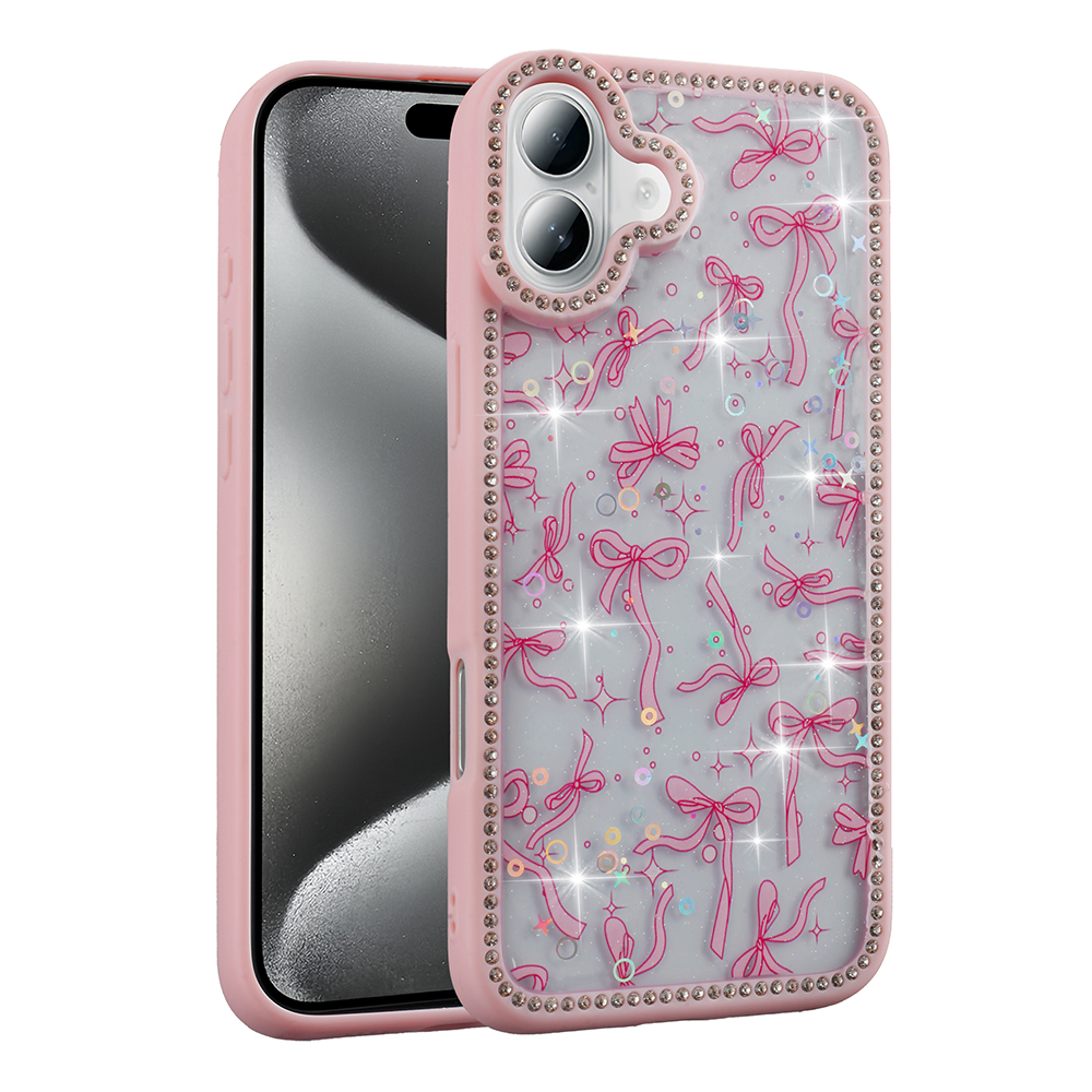 Pembe kurdeleler ve parıltılarla tasarlanmış pembe bir telefon kılıfı. Kılıfın taşlı bir çerçevesi var ve beyaz bir arka plan üzerinde.