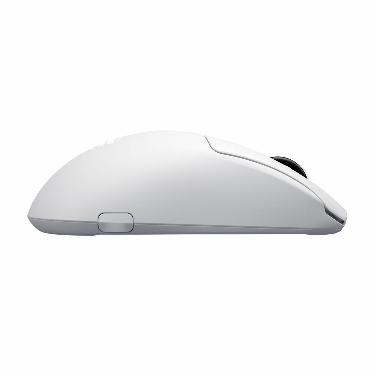 Un mouse per computer bianco è visto di profilo. Ha una parte superiore curva, una rotellina e un pulsante laterale. Lo sfondo è bianco.