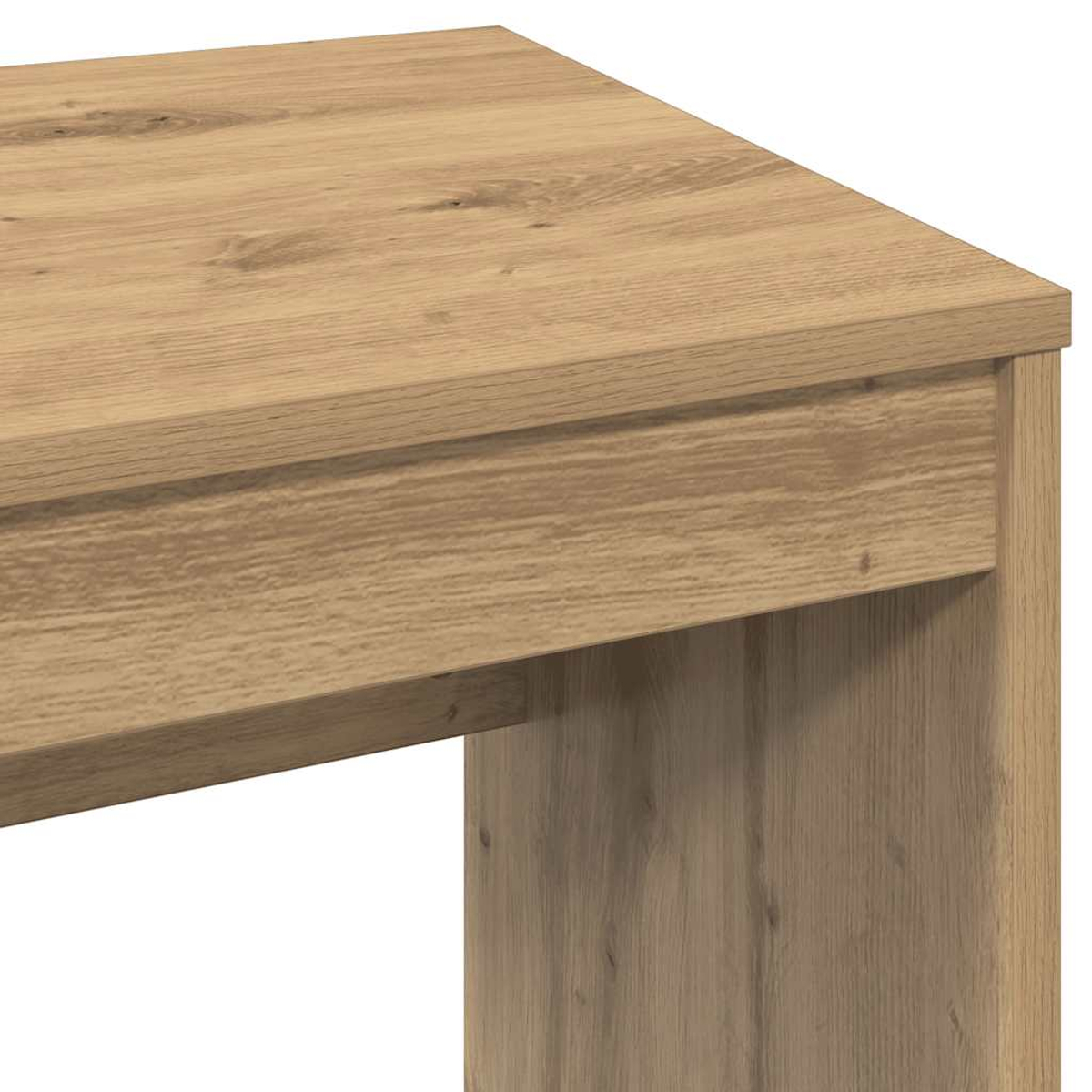 Nahaufnahme einer Holztischecke. Das Holz hat eine hellbraune Farbe mit sichtbarer Maserung. Ein Stützbein ist ebenfalls sichtbar.