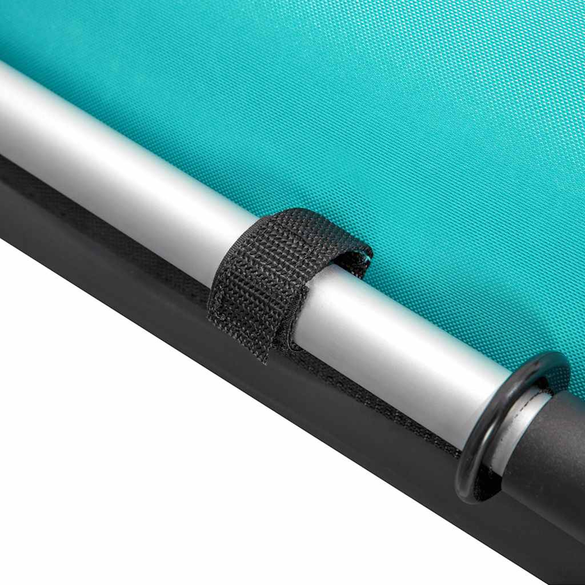 Gros plan sur un tissu turquoise, un poteau argenté et une sangle noire. La sangle est enroulée autour du poteau. Le fond est blanc.