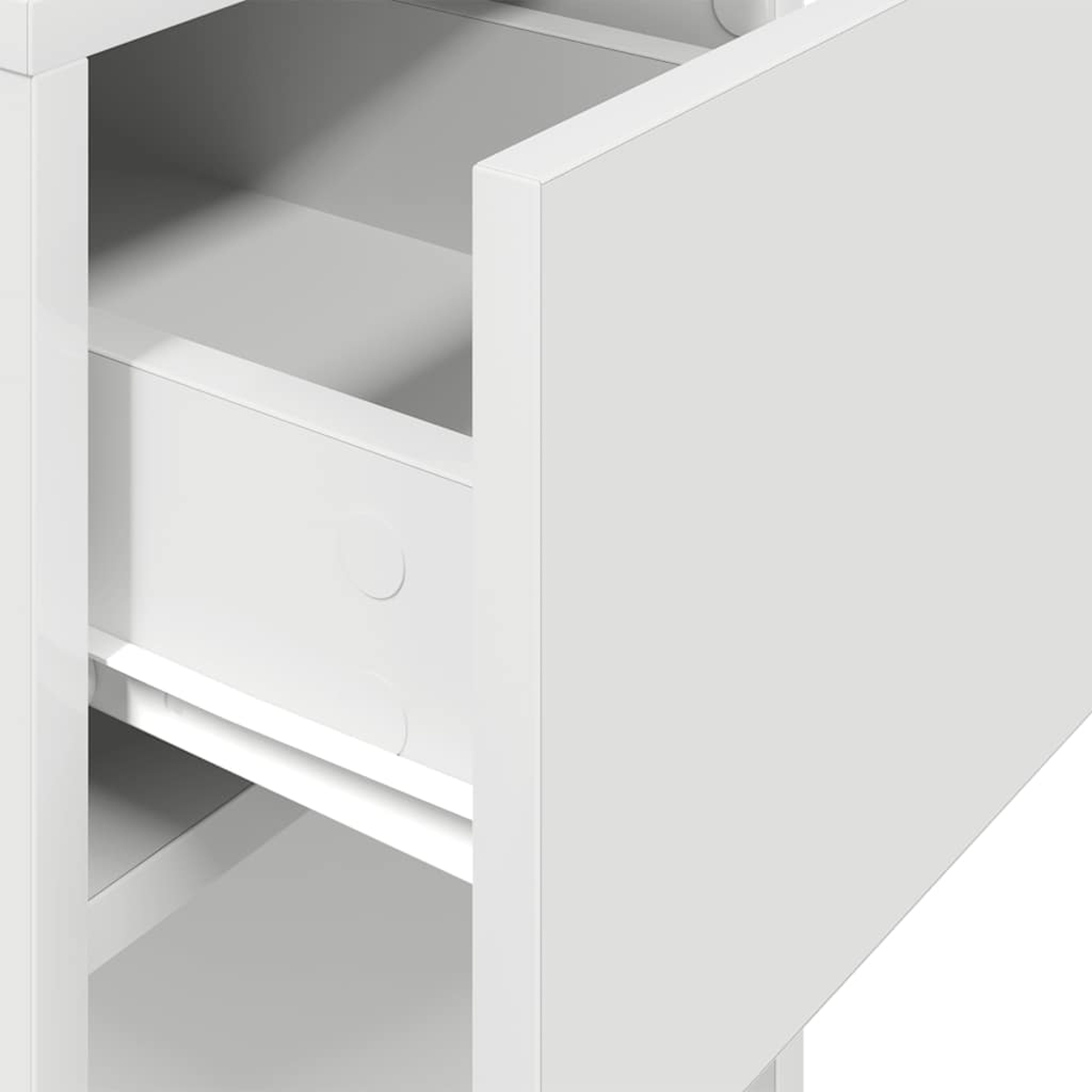 Nahaufnahme eines weißen Schranks mit teilweise geöffneter Tür. Der Schrank hat Regale und eine Schublade. Der Hintergrund ist weiß.