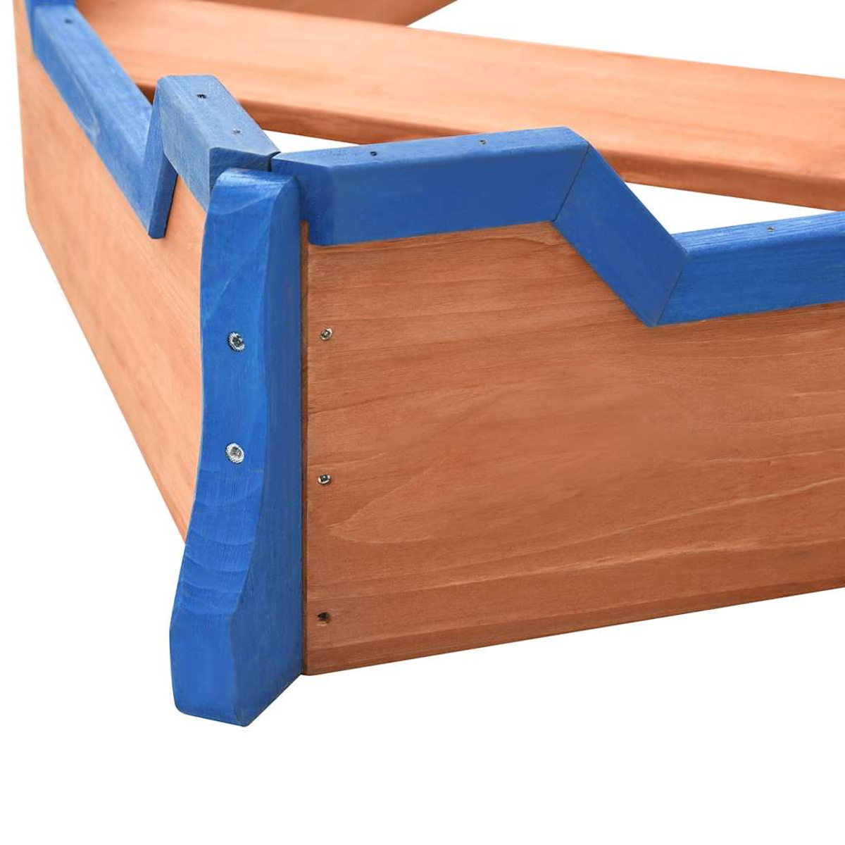 Primo piano di un angolo di una sabbiera in legno. Il legno marrone è accentuato da finiture blu. Viti e bulloni visibili. Sfondo bianco.