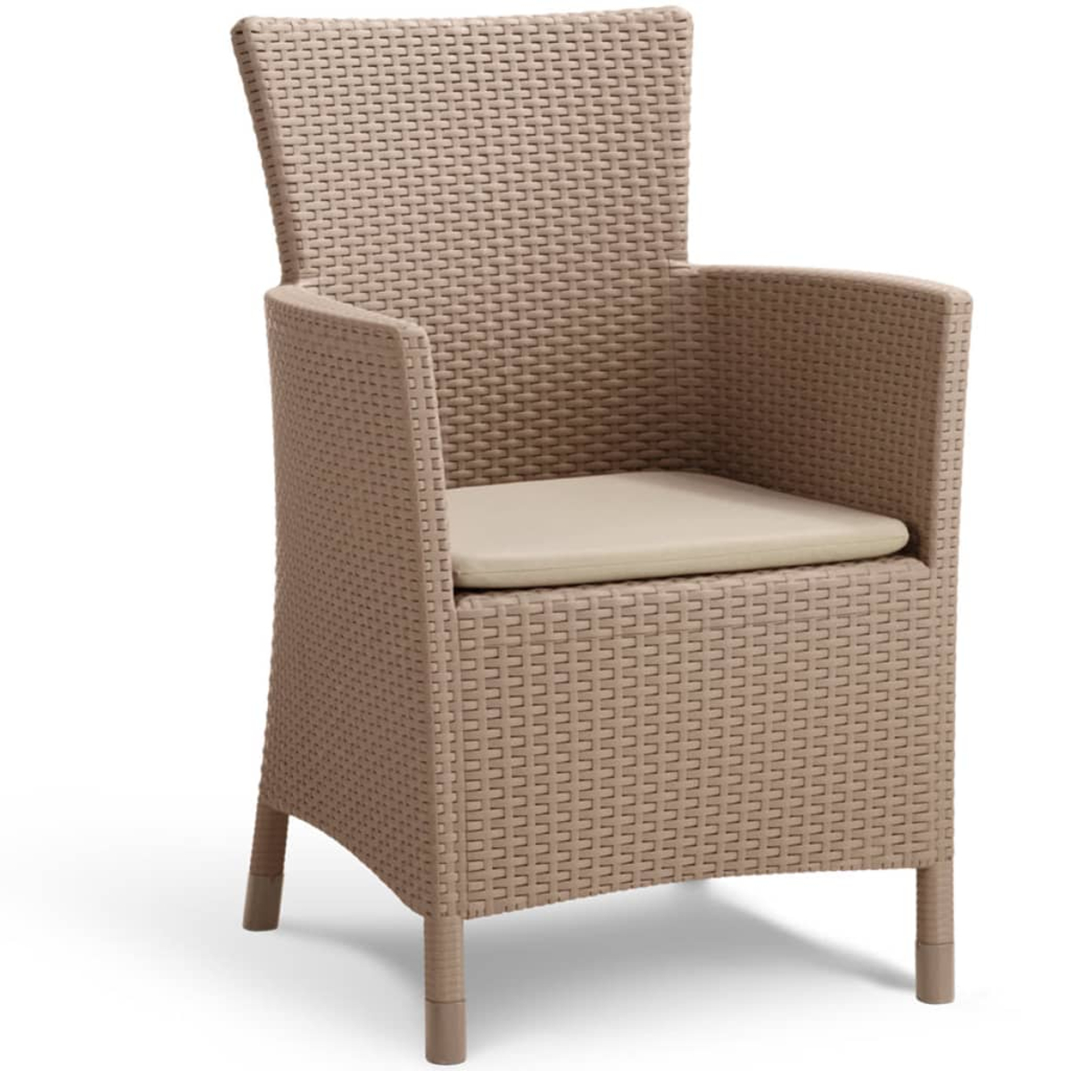 Una sedia in vimini beige con un cuscino su sfondo bianco. Ha schienale alto, braccioli e quattro gambe.