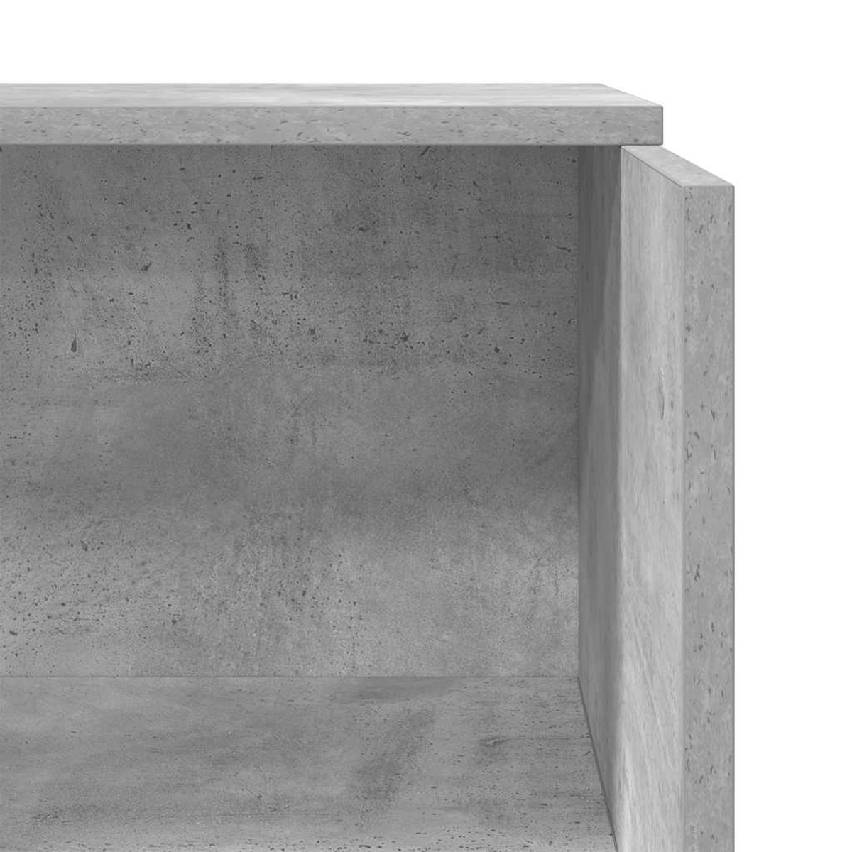 Nahaufnahme einer grauen Betonstruktur, die eine offene, kastenartige Form zeigt. Die Oberfläche hat ein strukturiertes, gesprenkeltes Aussehen mit scharfen Kanten.