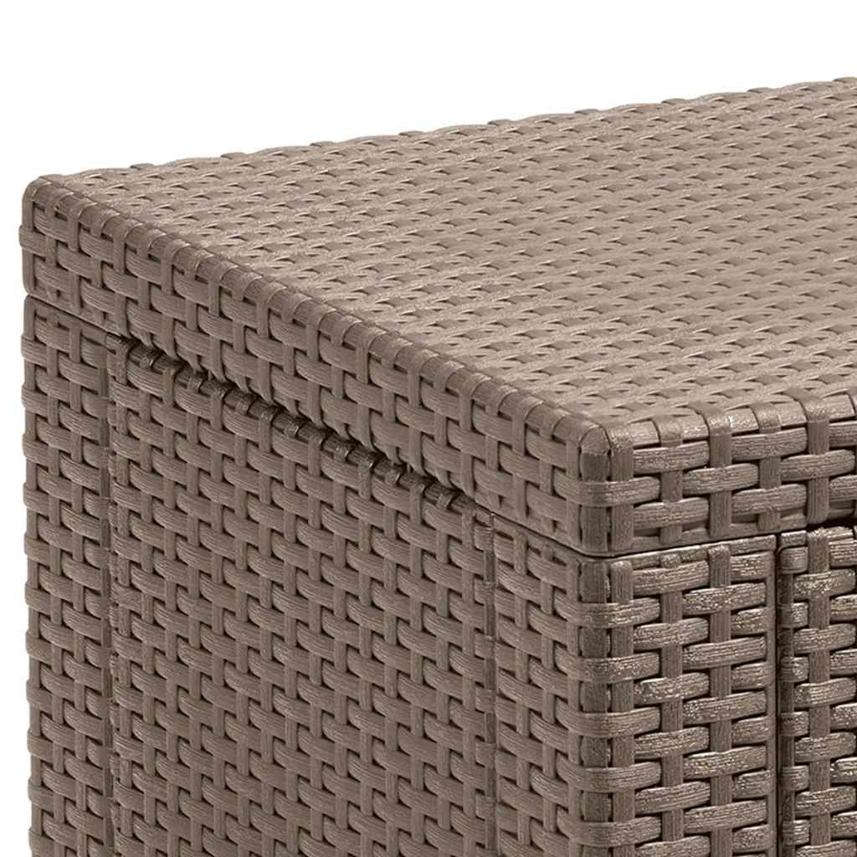 Nahaufnahme einer braunen Aufbewahrungstruhe. Die Textur ist komplex und zeigt das verschlungene Muster des Materials mit einem einfachen Deckel.