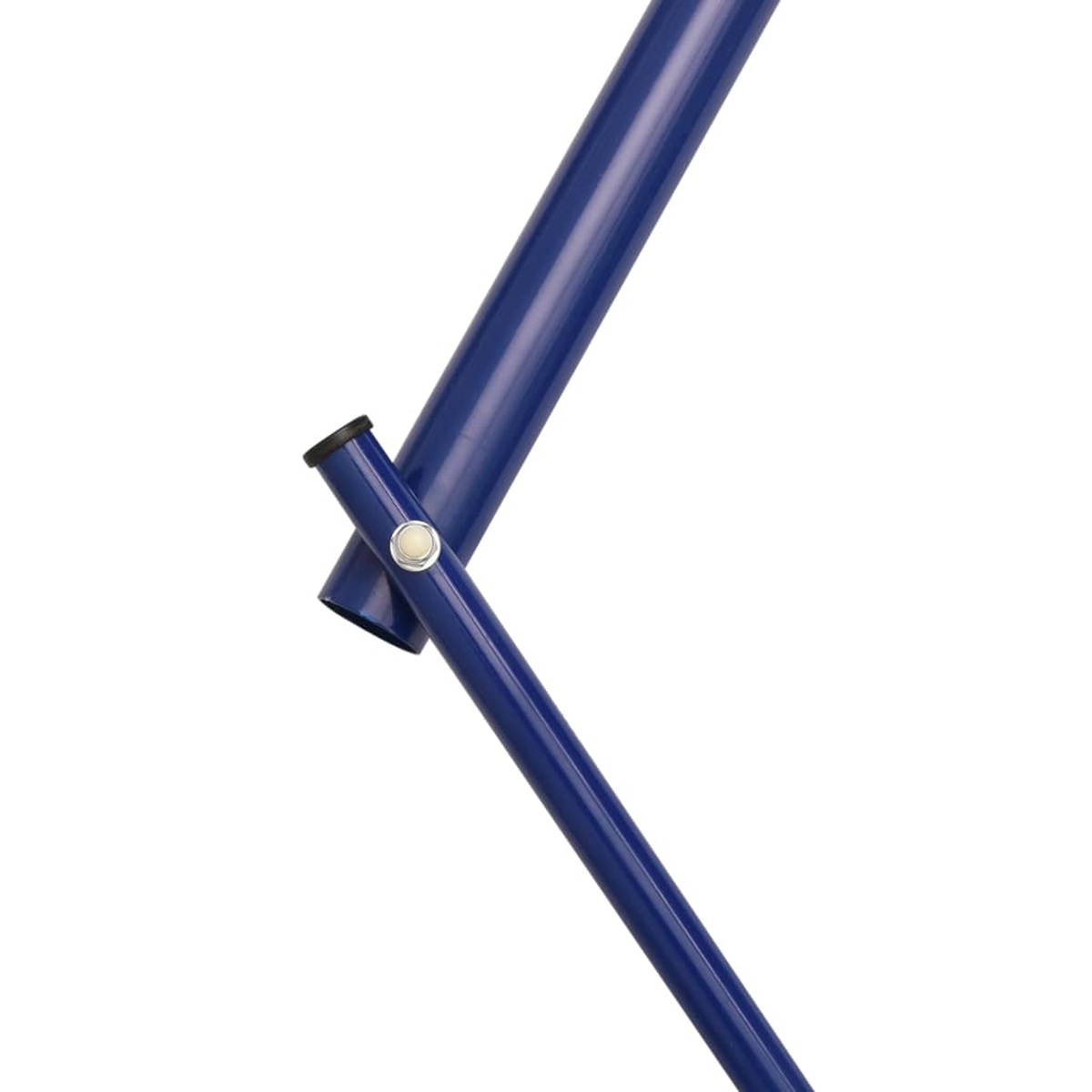 Nahaufnahme von blauen Metallrahmenteilen. Der Rahmen besteht aus runden Rohren, die durch einen Knopf verbunden sind. Weißer Hintergrund.