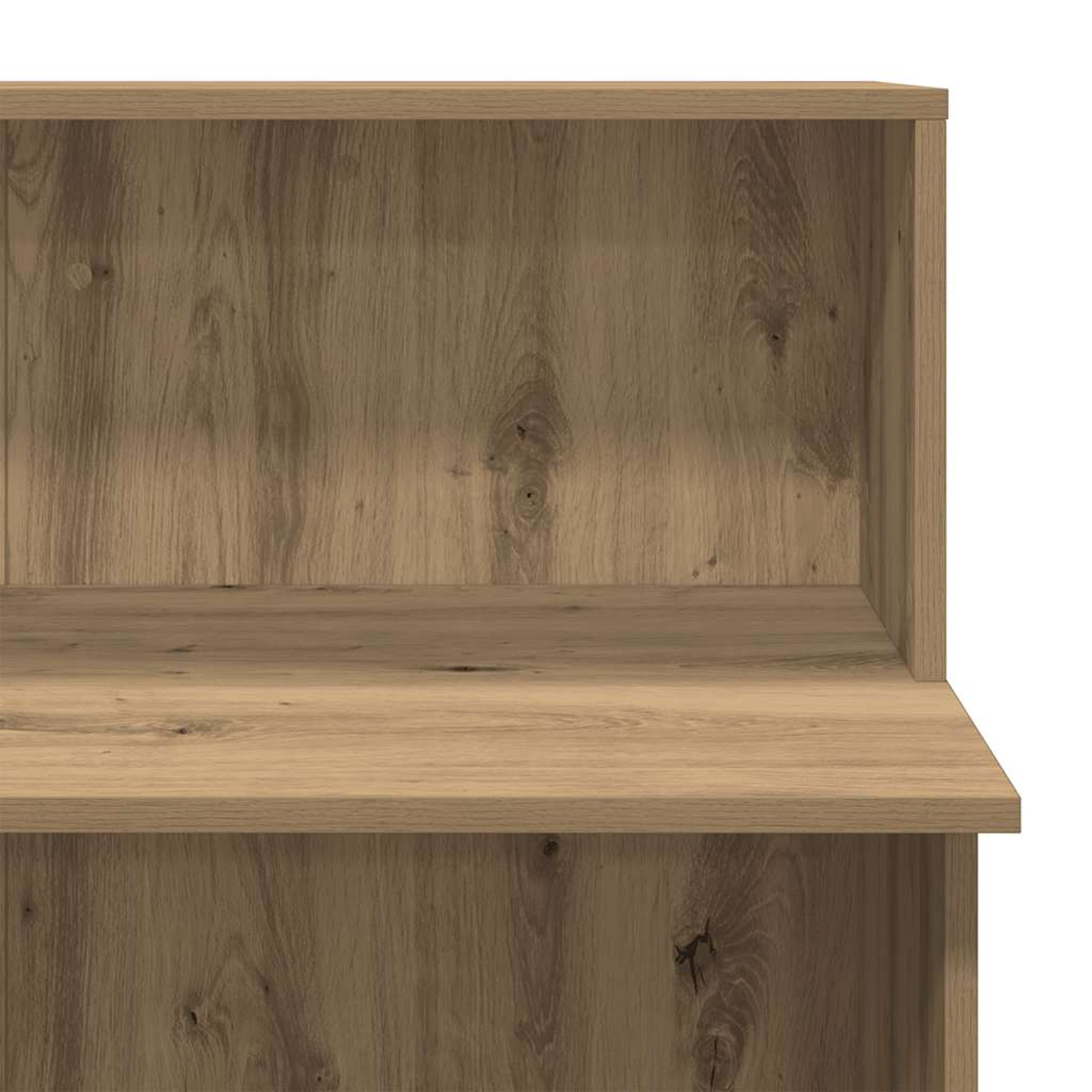 Nahaufnahme von Holzmöbeln. Es hat ein Regal und eine Rückwand. Die Holzmaserung ist sichtbar und die Farbe ist hellbraun.