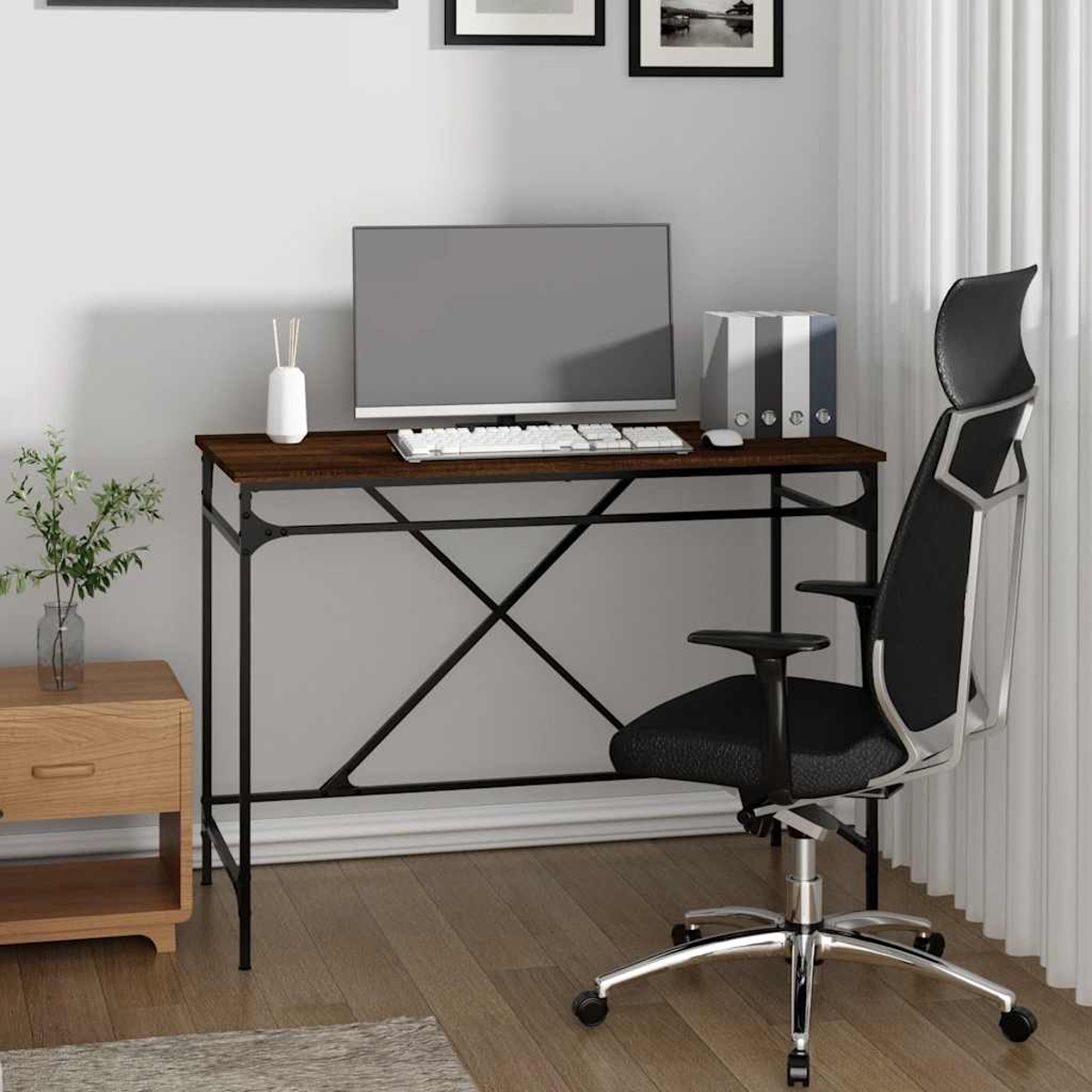 Ein Heimbüro mit Schreibtisch, Computer, Tastatur, Stuhl und einem kleinen Holzschrank mit Pflanze.