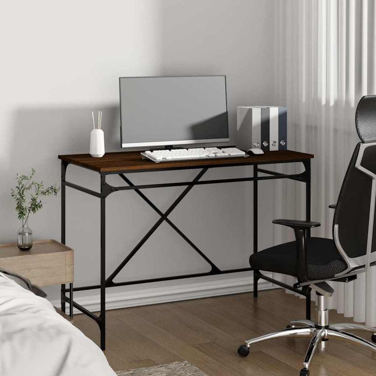 Ein Homeoffice-Setup mit Schreibtisch, Computer, Stuhl und Zubehör. Der Schreibtisch ist dunkelbraun mit schwarzem Metallrahmen.