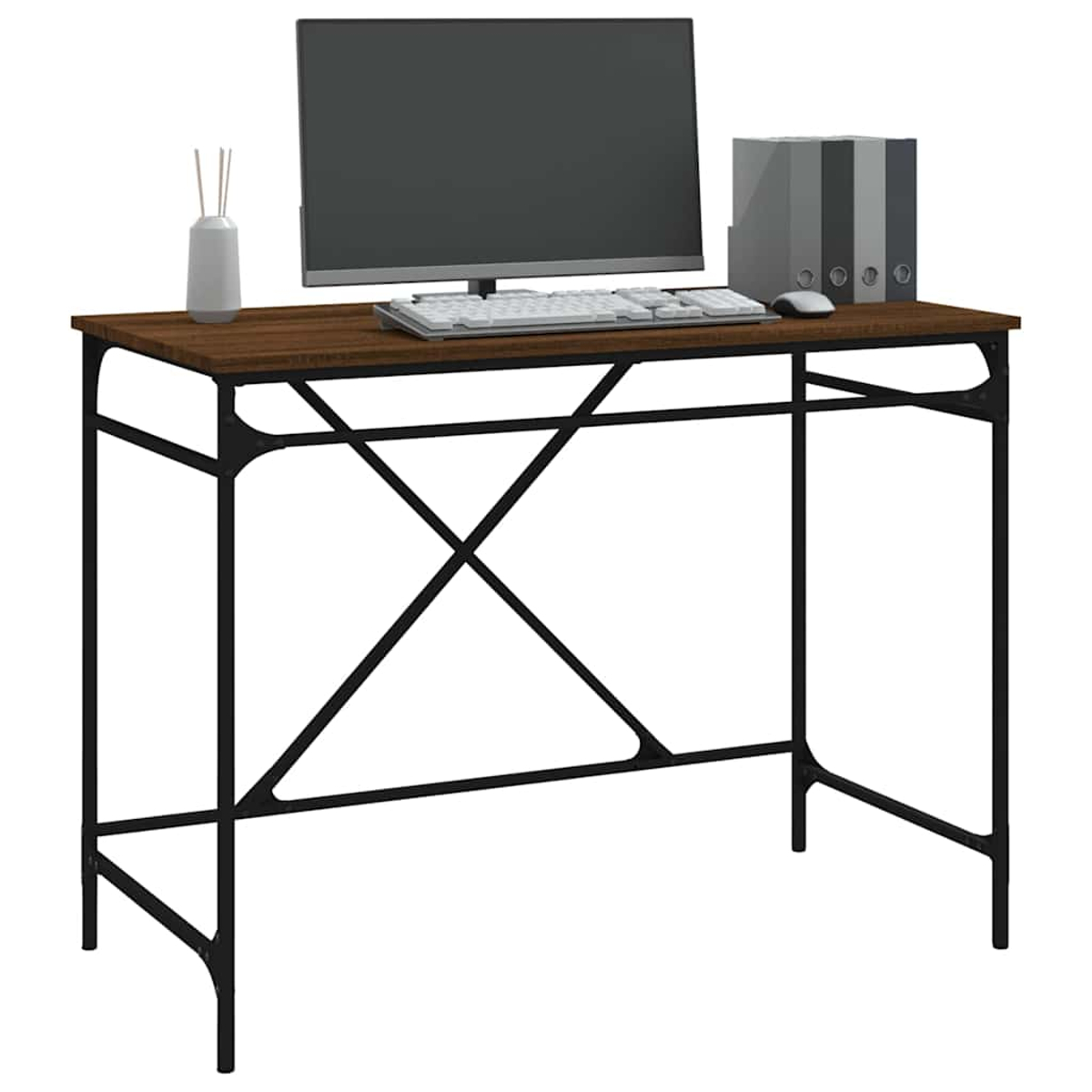 Ein Schreibtisch mit Computer, Tastatur und Maus. Er hat schwarze Beine und eine braune Oberfläche. Auf dem Schreibtisch befinden sich auch Ordner und ein Diffusor.