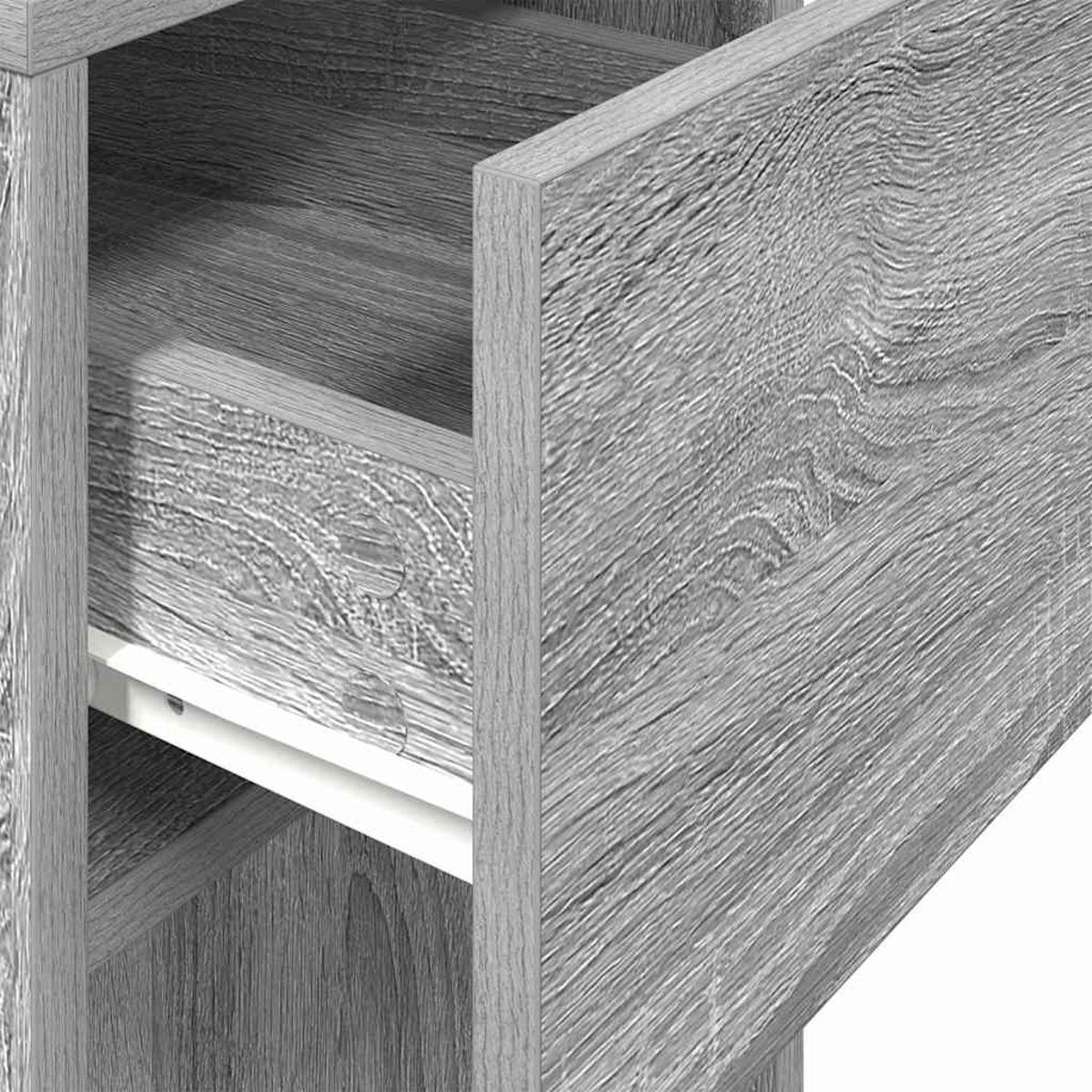 Nahaufnahme von grauen Holzmöbeln mit einer offenen Schublade. Die Holzmaserung ist sichtbar. Weiße Metallführungen sind zu sehen.