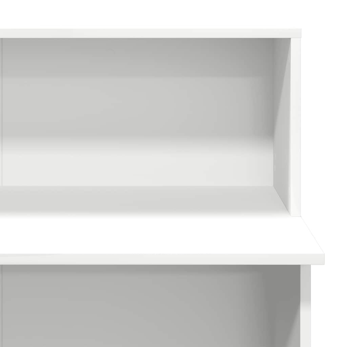 Nahaufnahme eines weißen Regalmoduls mit drei sichtbaren Ebenen. Die Struktur ist sauber und minimalistisch, mit einem hellen, durchgehend weißen Finish.
