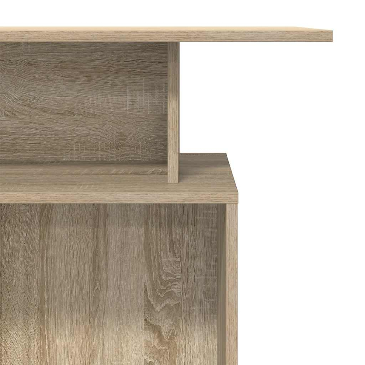 Nahaufnahme von hellbraunen Holzmöbeln mit sichtbarer Maserung, mit Regalen und einer oberen Oberfläche, vor weißem Hintergrund.