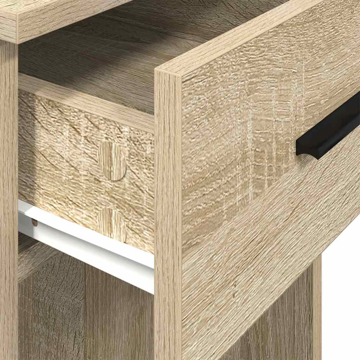 Nahaufnahme einer teilweise geöffneten Holzschublade, die das Innere zeigt. Helle Holzmaserung. Schwarzer Griff und weiße Schubladenschienen sind sichtbar.