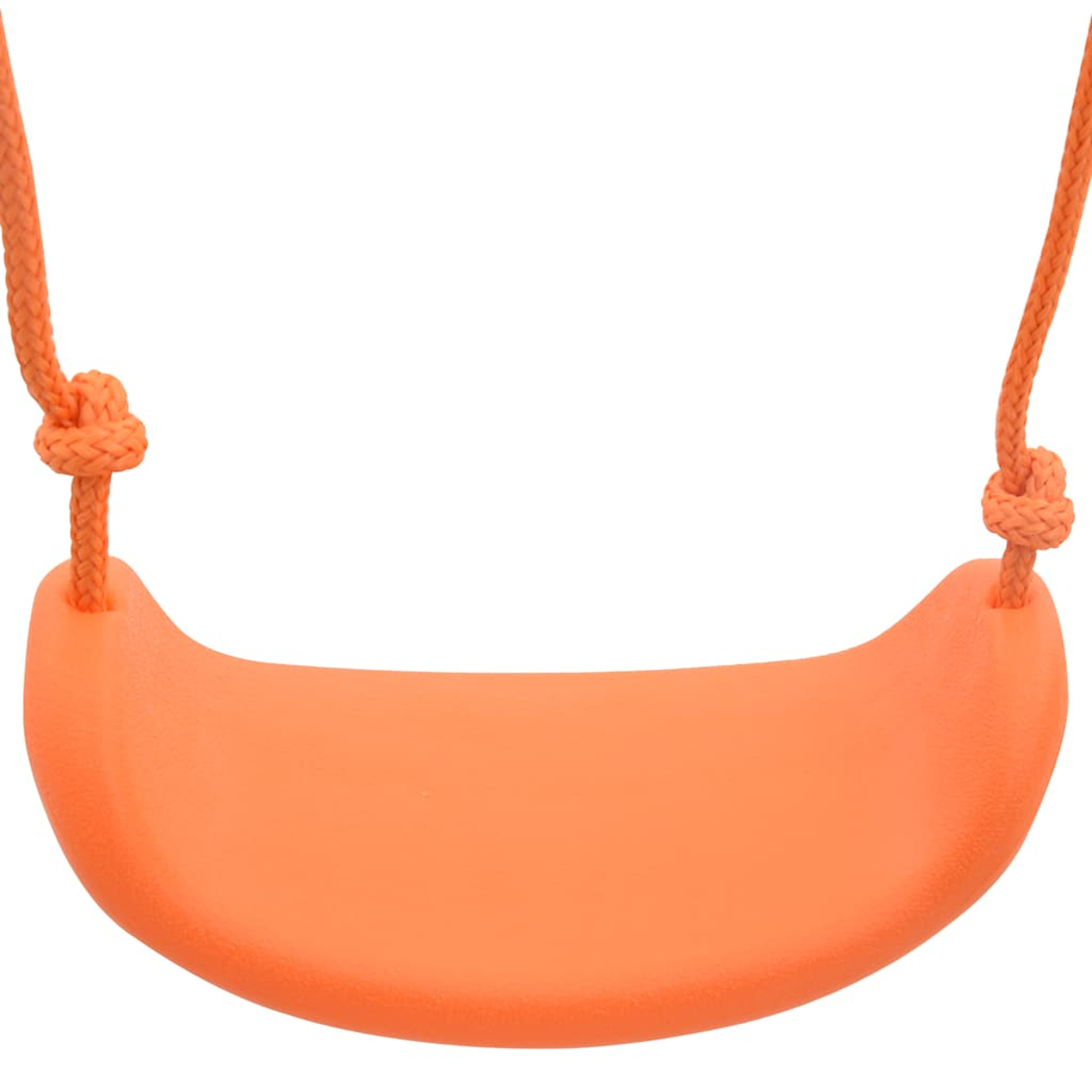 Ein orangefarbener Schauckelsitz mit Seilen und Knoten hängt vor einem weißen Hintergrund. Der Sitz hat ein gebogenes Design.