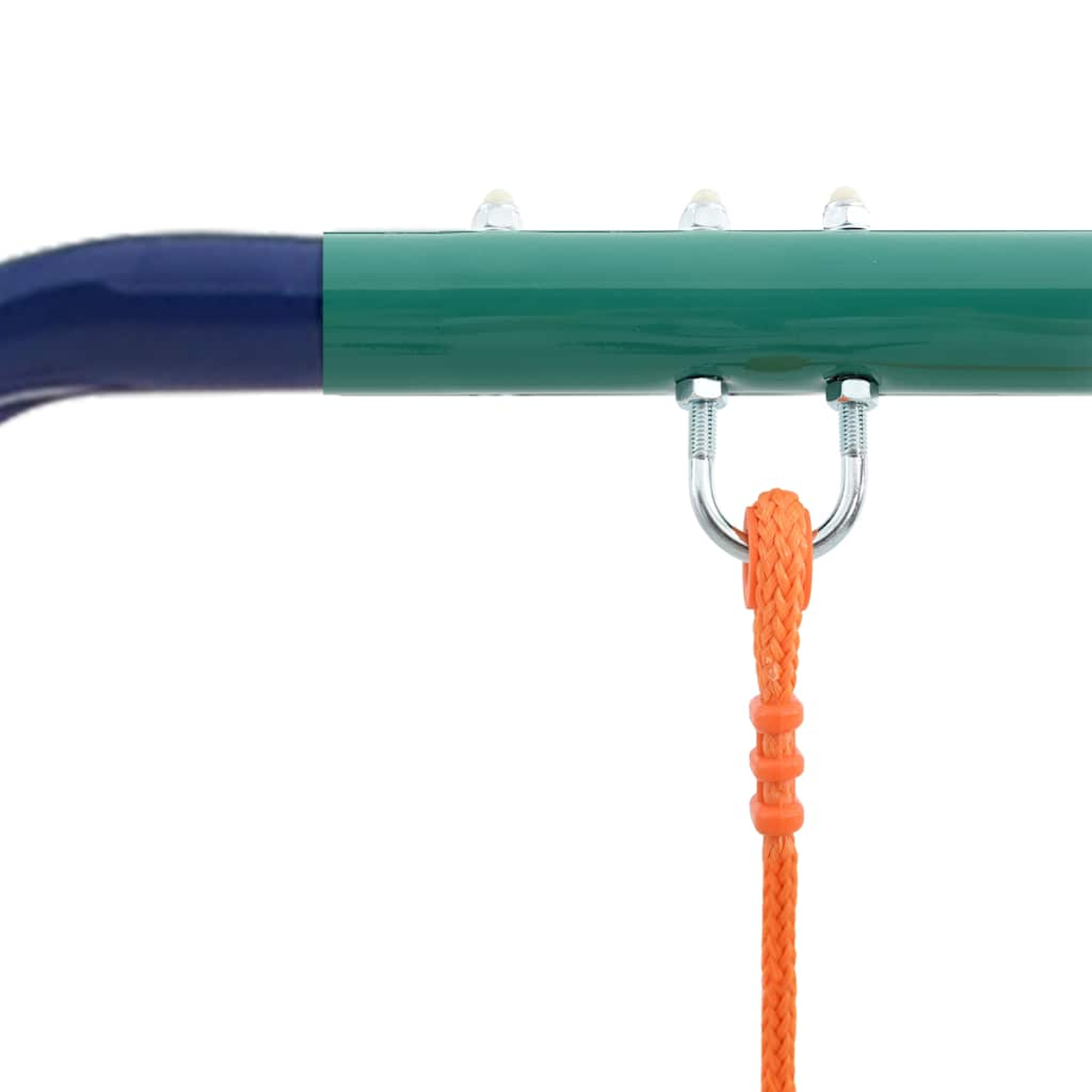 Ein grüner Metallstab mit Schrauben und ein orangefarbenes Seil sind befestigt. Der Stab ist mit einer blauen Metallkurve verbunden. Weißer Hintergrund.